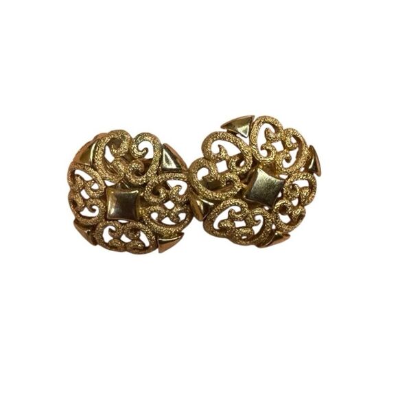 Vintage Avon Gold Toned Textured Filagree Clip On Earrings - Picture 1 of 6